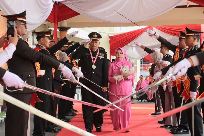 Polresta Banyuwangi Gelar Tradisi Pedang Pora Iringi Bhayangkara Purnabakti