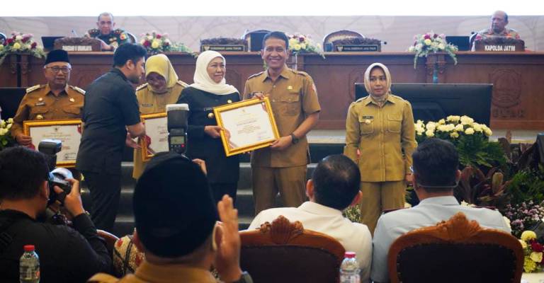 Bupati Bojonegoro dan Lurah Kepatihan Raih Penghargaan Terbaik IV Siskamling Terpadu Jogo Jatim 2025