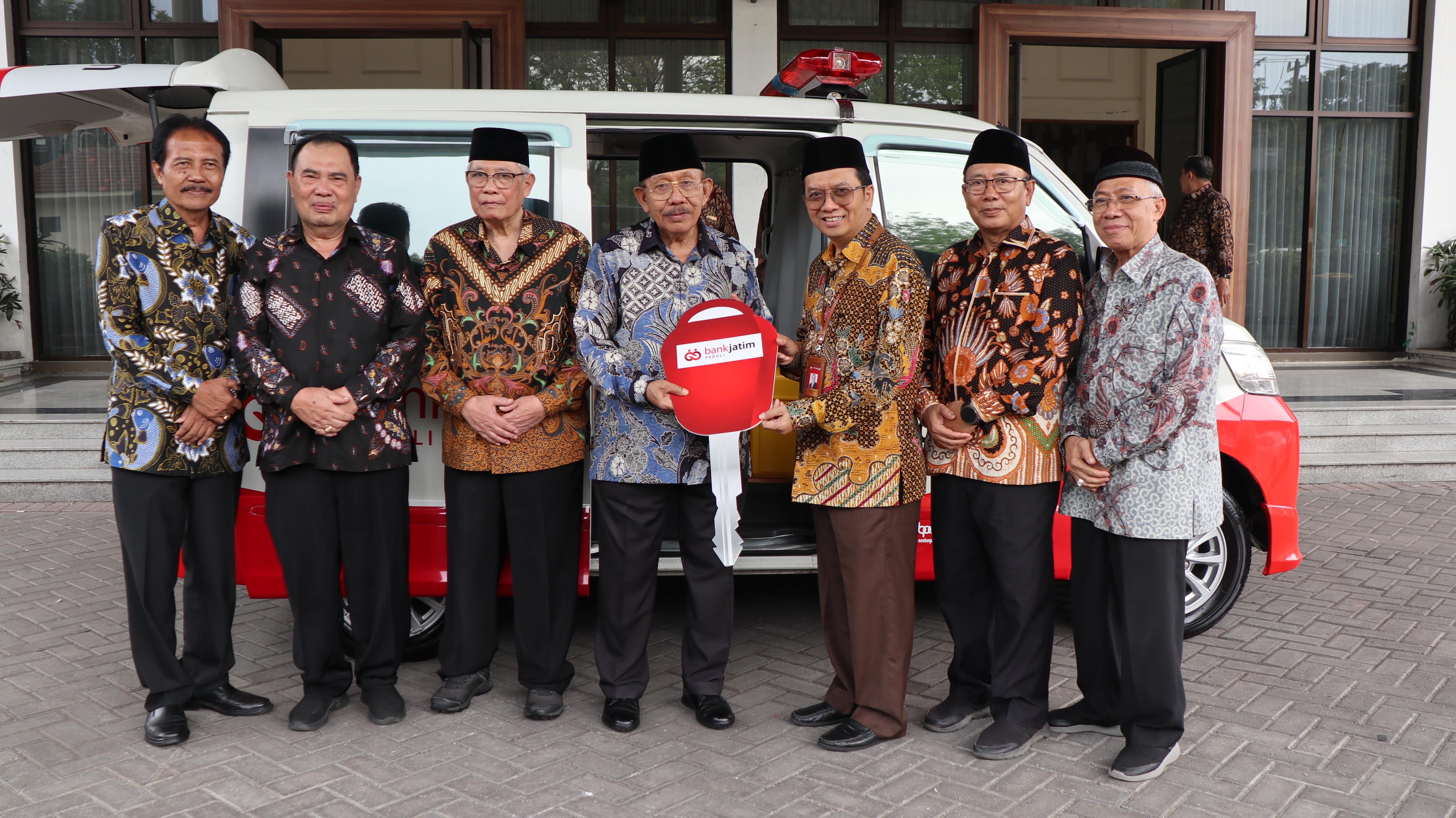 Bank Jatim Sumbangkan Ambulans ke PMI Jatim