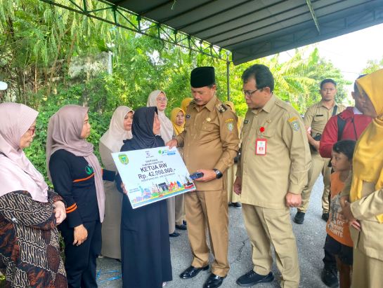 Wali Kota Madiun Serahkan Santunan Kematian Rp 42 Juta Pada Ketua RW