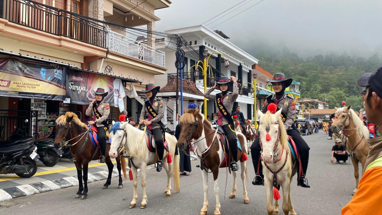 Patroli Polwan Berkuda Sedot Perhatian Wisatawan Sarangan