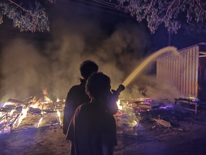 Diduga Korsleting, Warung di Ujungpangkah Gresik Ludes Terbakar