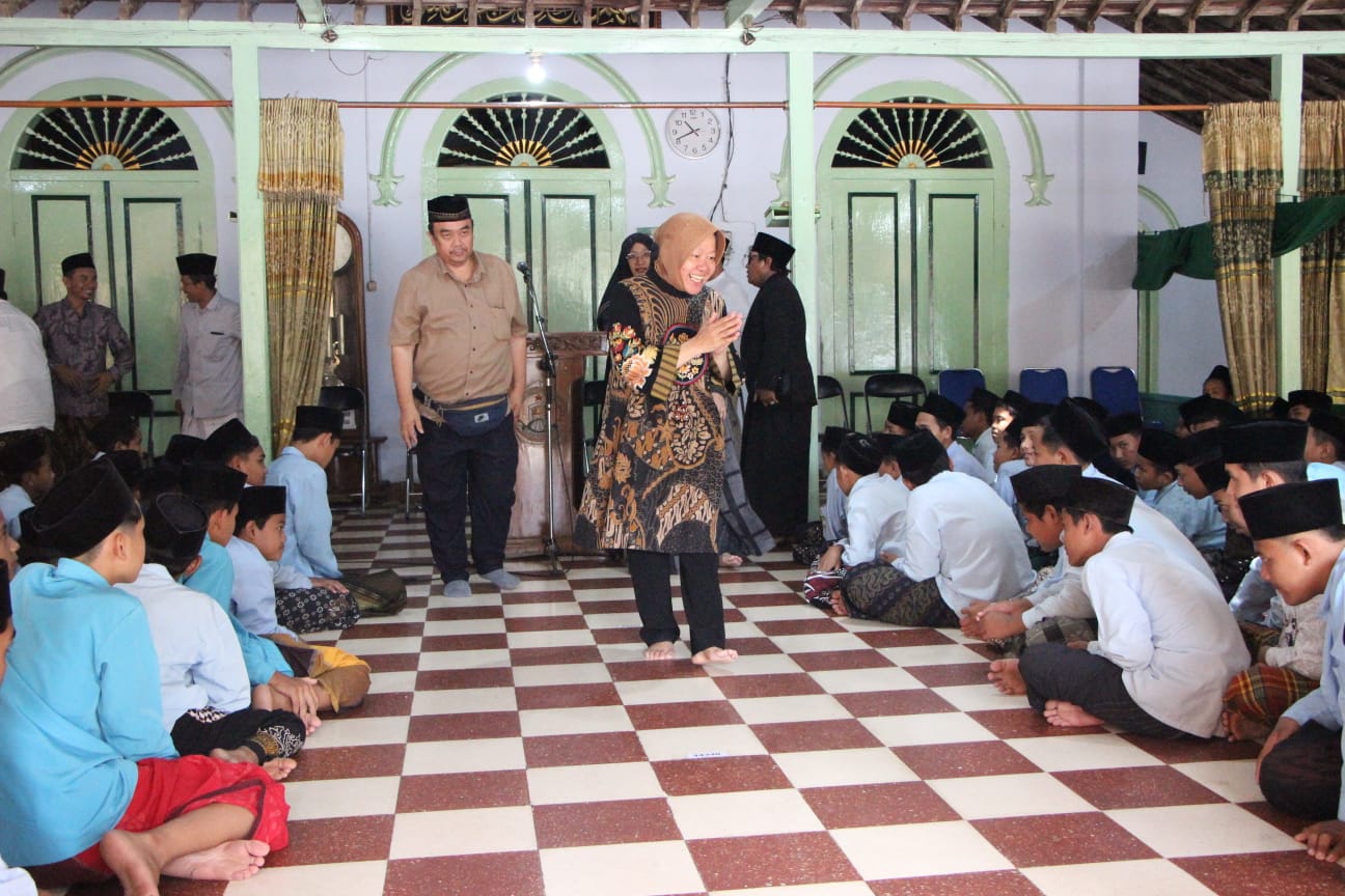 Diundang Pesantren Mambaul Hikam Blitar, Risma Sampaikan Peningkatan Kesejahteraan Guru dan Santri