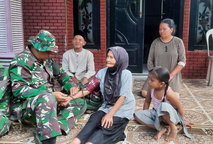 Satgas TMMD Ke-123 Kodim 0821/Lumajang Beri Layanan Kesehatan Gratis bagi Warga Dusun Tugu