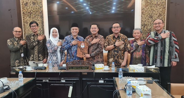 DPRD Jatim Gelar Paripurna Pengusulan Pelantikan Khofifah-Emil usai Terima Surat Penetapan dari KPU