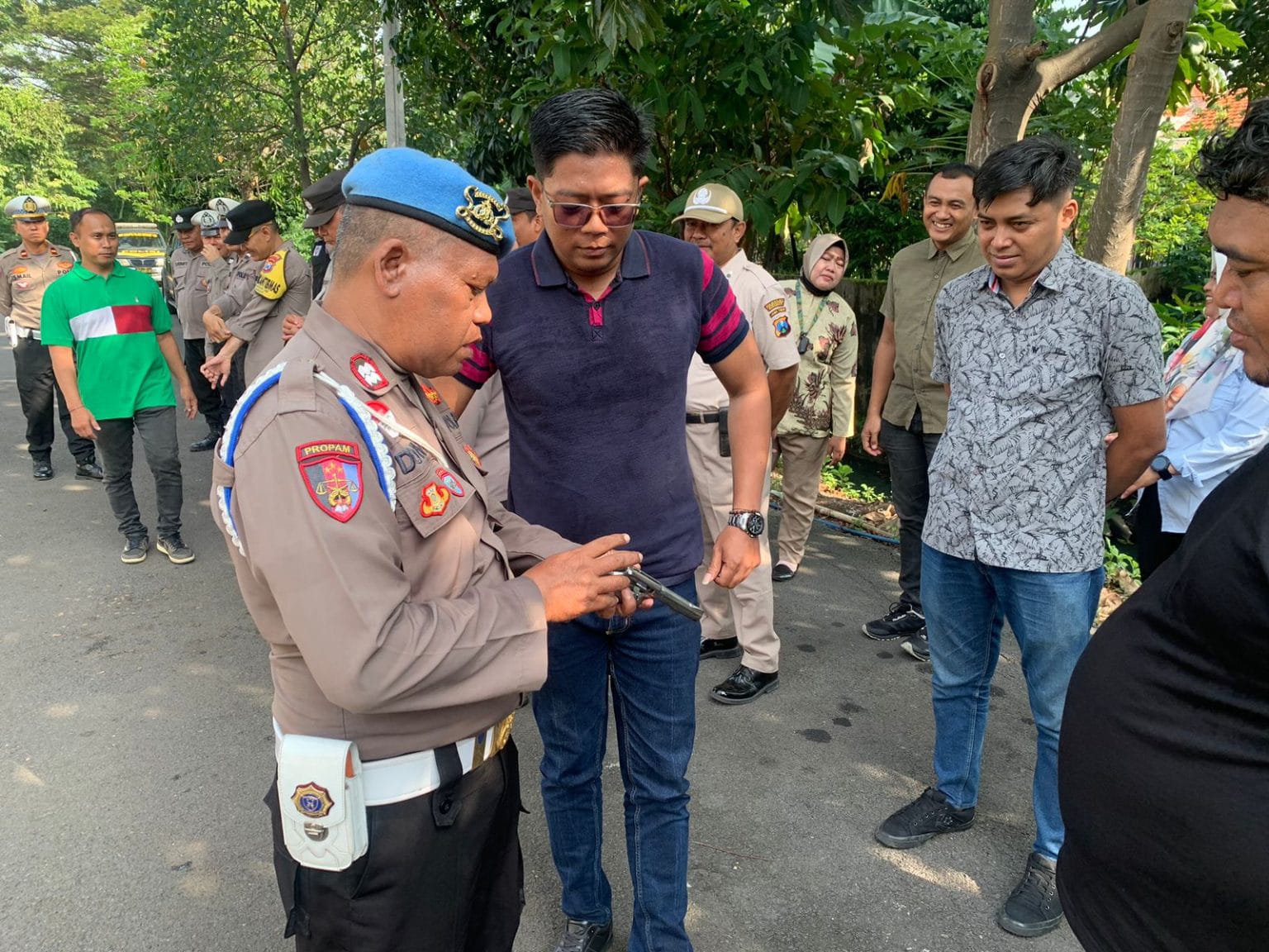 Unit Provos Polsek Rungkut Giat Pemeriksaan Senjata Api Anggota