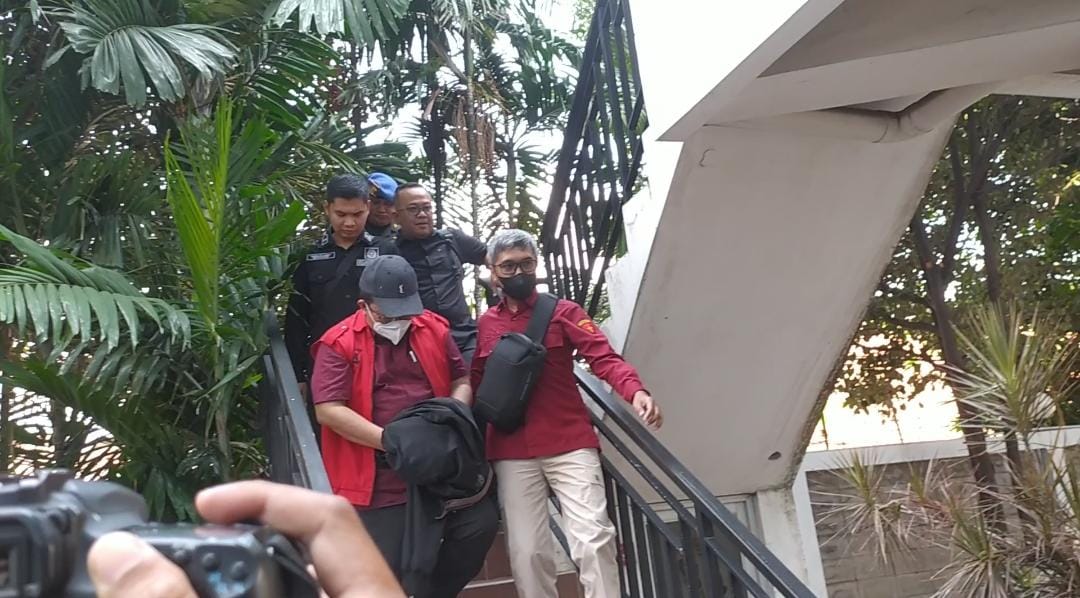 Pakai Rompi Merah, Mangapul Dibawa dari Rutan Kejati Jatim Menuju Kejagung