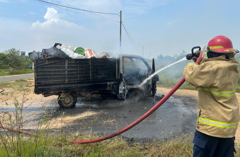 Mobil Kebersihan Desa Wadeng Gresik Terbakar, Diduga Akibat Sampah Masuk Mesin