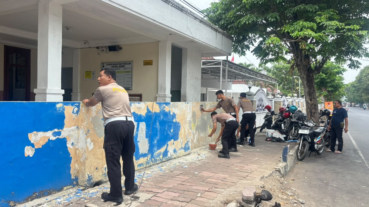 Satlantas Polres Jember Bersihkan dan Cat Ulang Masjid Baitussalam