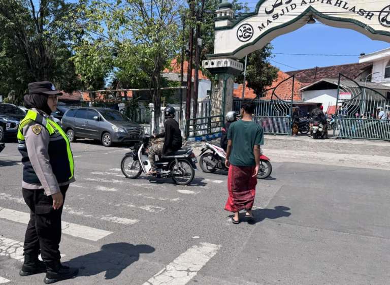 Wujud Pelayanan Humanis, Polwan Polres Pelabuhan Tanjung Perak Hadir Amankan Ibadah Salat Jumat