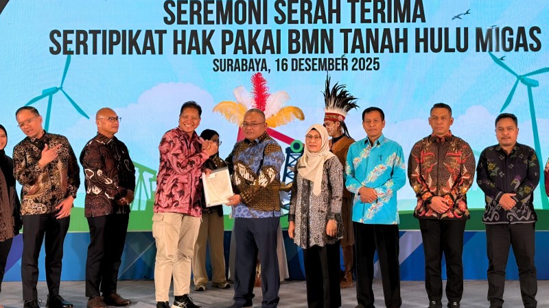 BPN Jatim Serahkan 13 Sertipikat Hak Pakai Tanah Hulu Migas untuk Tiga Kabupaten
