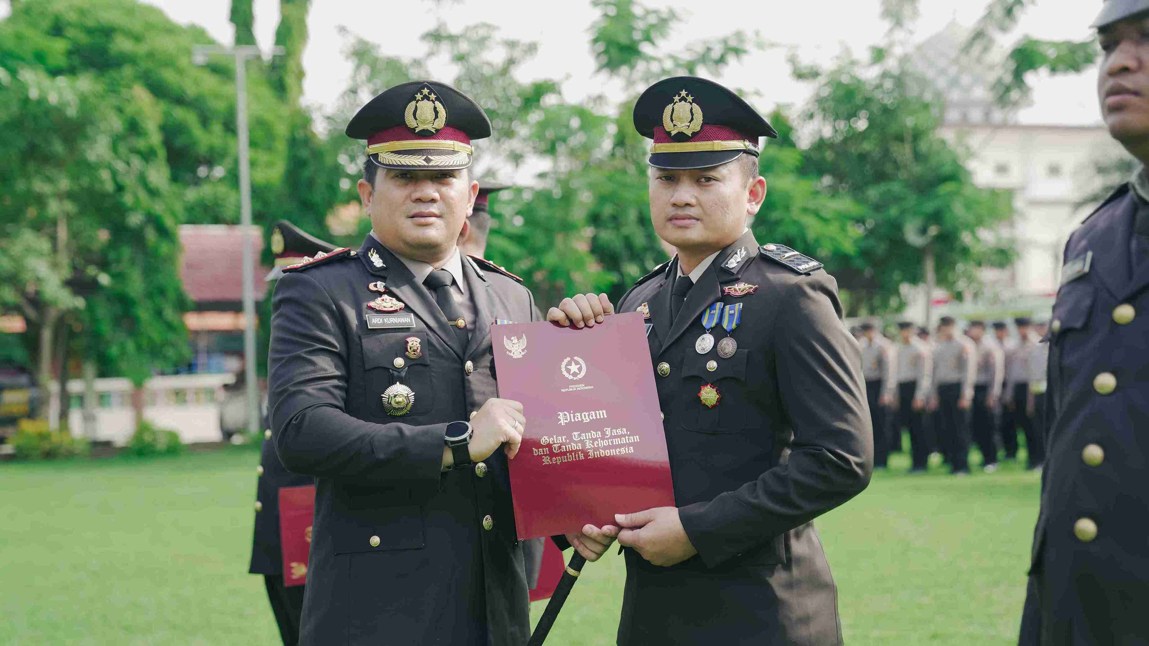 Kapolres Jombang Pimpin Upacara Penganugerahan Tanda Kehormatan Satyalancana Pengabdian