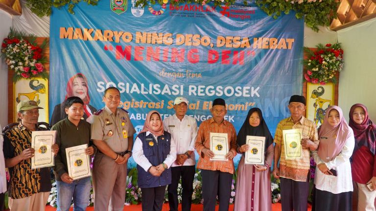 Kegiatan Mening Deh di Pandean, Kakantah Trenggalek dan Pjs Bupati Bagikan Puluhan Sertipikat Tanah Elektronik