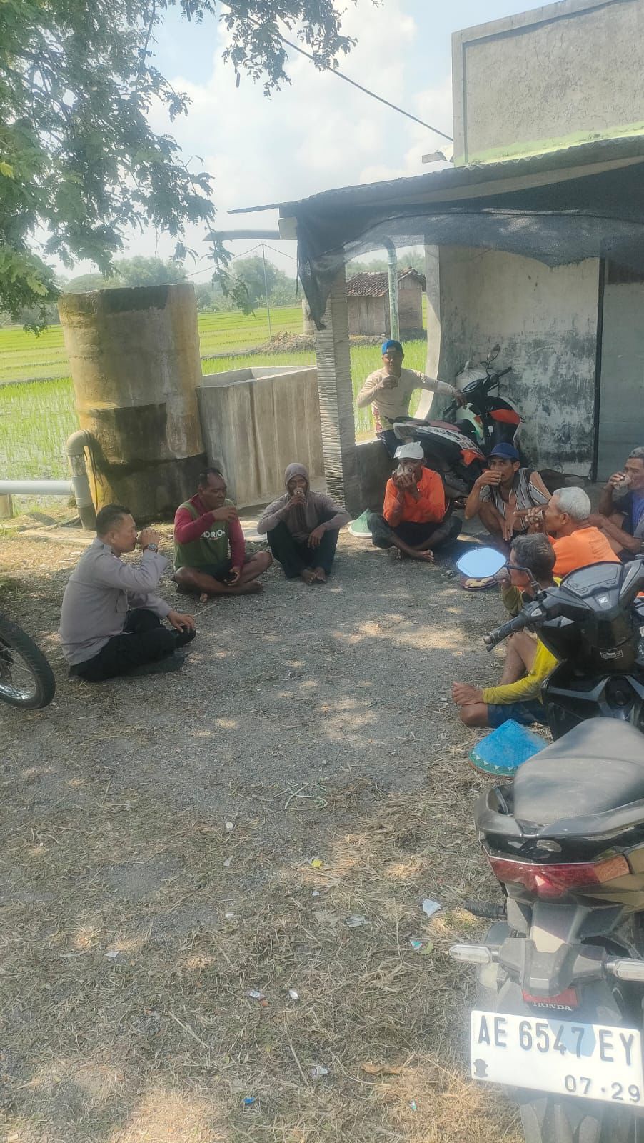 Ngobras Bersama Warga Ngompro, Polisi Ngawi Perkuat Kamtibmas Lingkungan