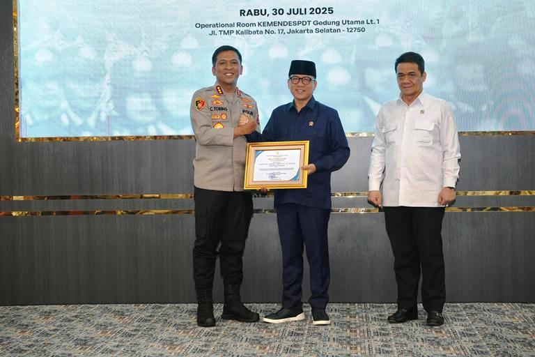 Kementerian Desa PDT Beri Penghargaan Polda Banten dan Polresta Sidoarjo