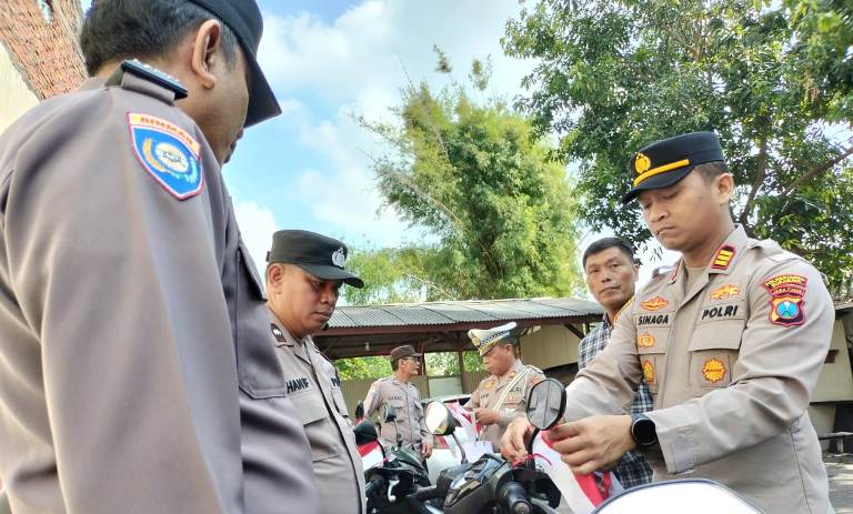 Tumbuhkan Semangat Nasionalisme, Polsek Tandes Bagikan 100 Bendera Merah Putih