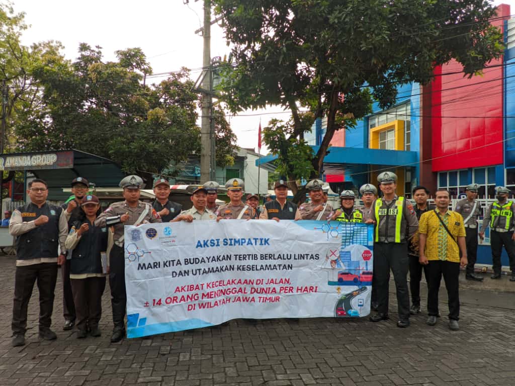 Satlantas Polres Lumajang Bagikan Brosur Imbauan, Tekan Pelanggaran Lalu Lintas