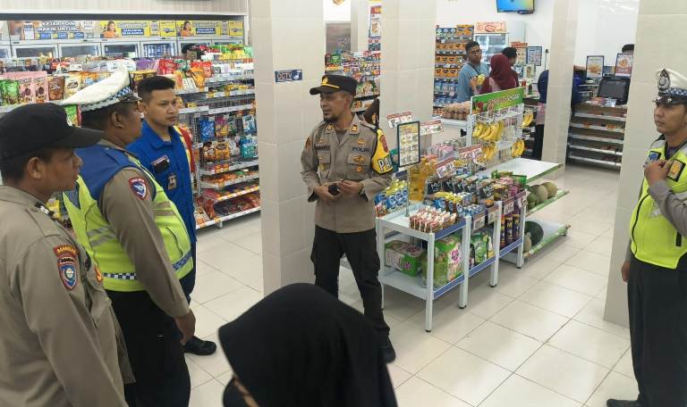 Polsek Wonocolo Patroli Dialogis Malam Hari, Ciptakan Rasa Aman di Indomaret Margorejo Surabaya