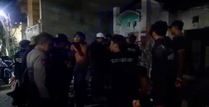 Gerombolan Diduga Gangster Acungkan Sajam di Menganti Gresik, 3 Remaja Diamuk Warga