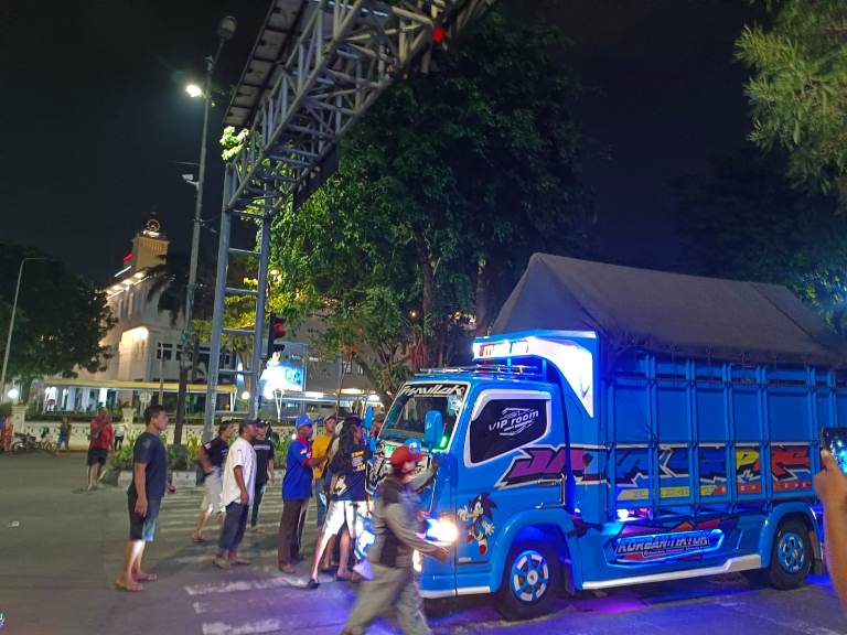 Demo Sopir Truk di Kantor Gubernur Jatim Memanas, Aksi Sweeping Paksa Kendaraan Pengangkut Barang Berhenti