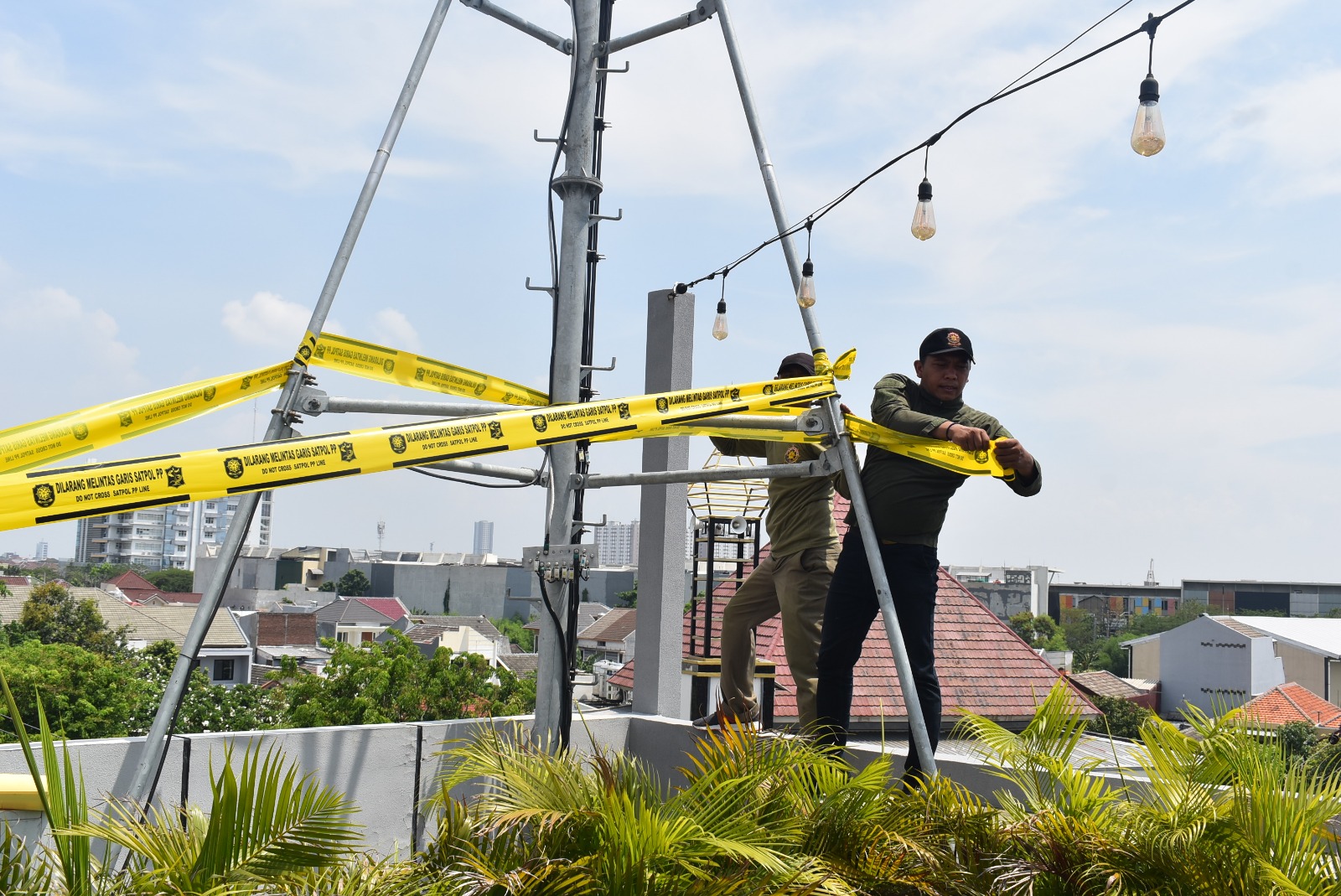 Tak Berizin, Menara Telekomunikasi di Jalan Klampis Disegel Satpol PP