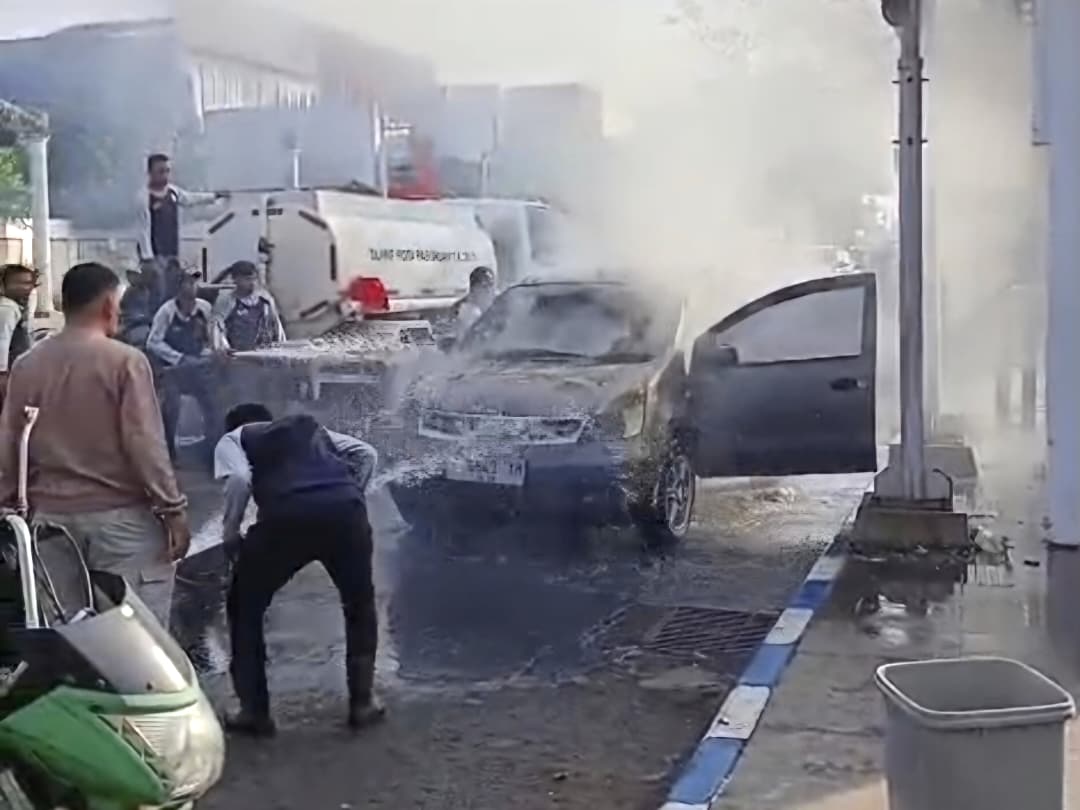 Blar! Grand Livina Hangus Terbakar di Simpang Tiga Slagah