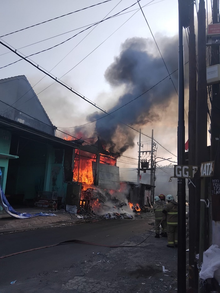 Gudang Kertas Bekas di Nambangan Surabaya Terbakar, Diduga Dipicu Puntung Rokok