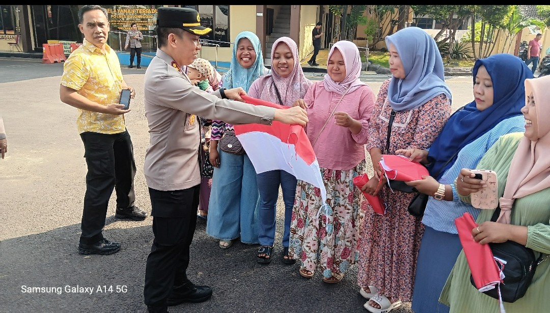 Pupuk Nasinonalisme, Kapolres Bojonegoro AKBP Afrian Bagikan Bendera  Merah Putih ke Masyarakat