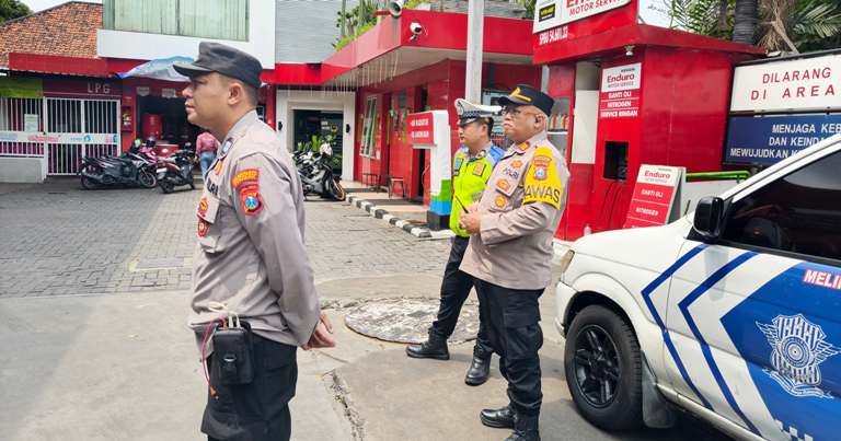 Polsek Sawahan Intensifkan Patroli SPBU Arjuno Surabaya untuk Pastikan Stok BBM Aman