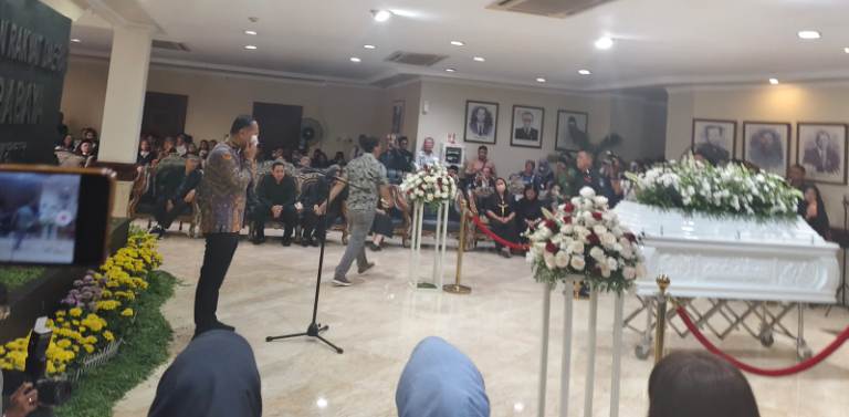 Penghormatan Terakhir Ketua DPRD Surabaya, Isak Tangis Iringi Kepergian Adi Sutarwijono