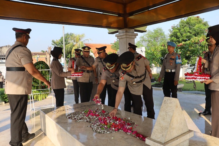 Peringati Hari Bhayangkara Ke-79, Polres Pelabuhan Tanjung Perak Ziarah di TMP WR Supratman