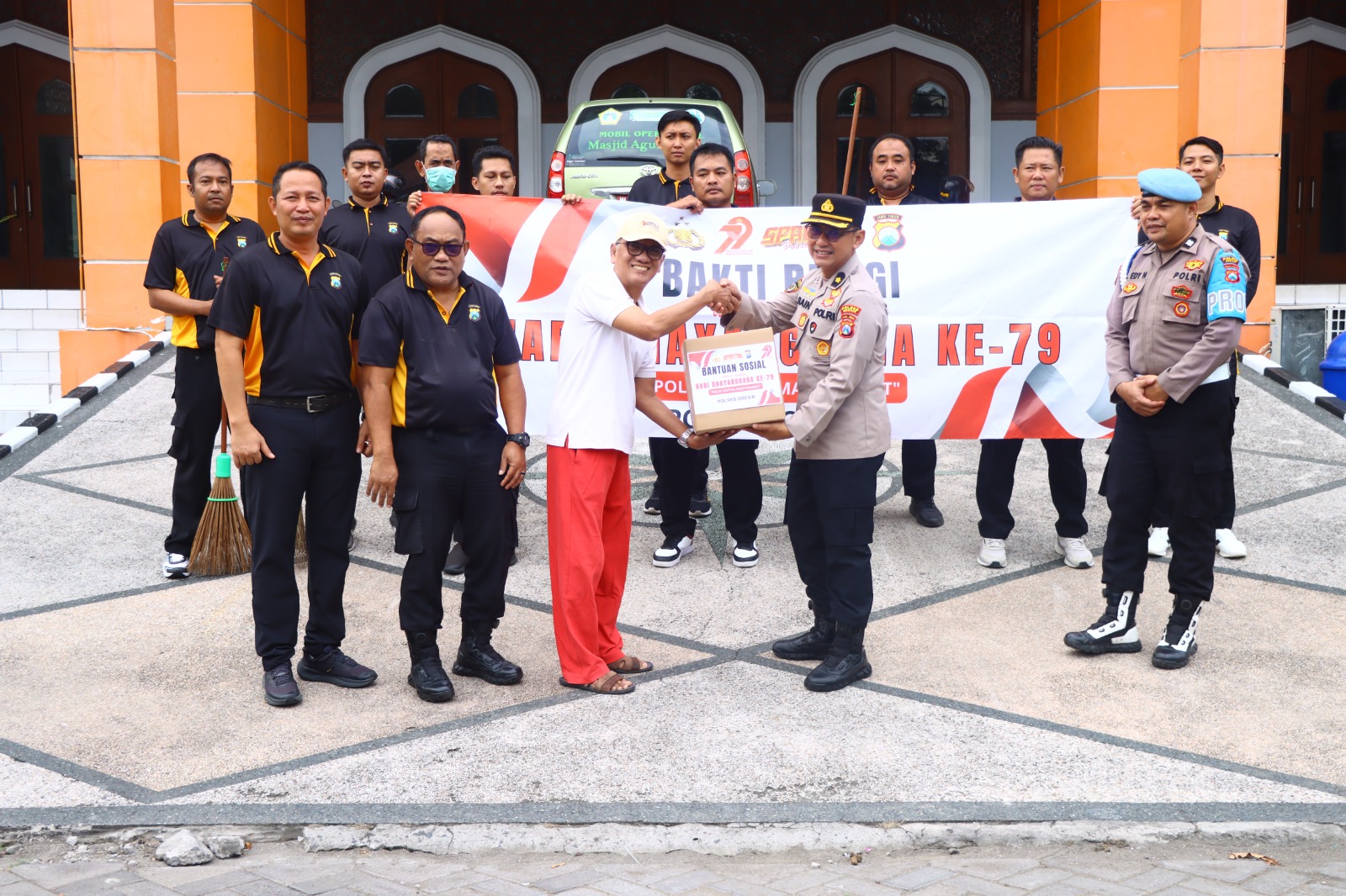Bhakti Religi Peringati Hari Bhayangkara Ke-79, Polres Gresik Bebersih Tempat Ibadah dan Salurkan Bansos