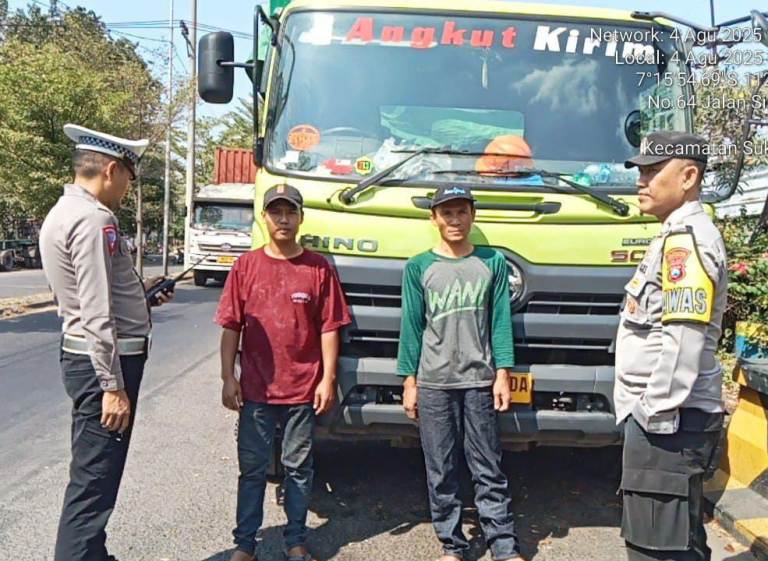 Polsek Sukomanunggal Gencarkan Imbauan Bahaya Truk ODOL di Exit Tol Banyu Urip