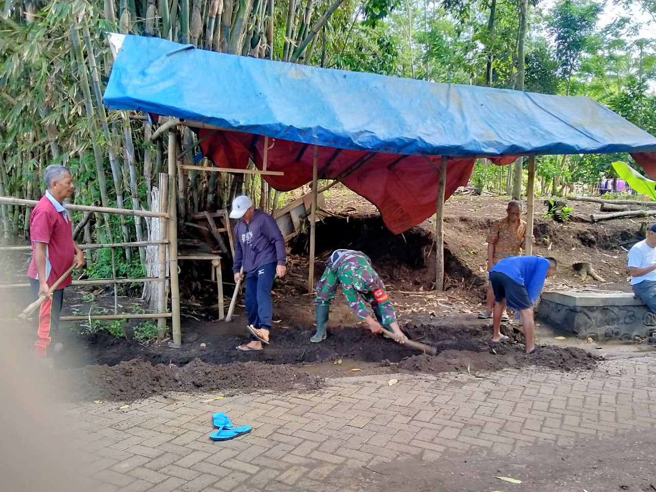 Babinsa Ranuyoso Bersama Warga Normalisasi Drainase