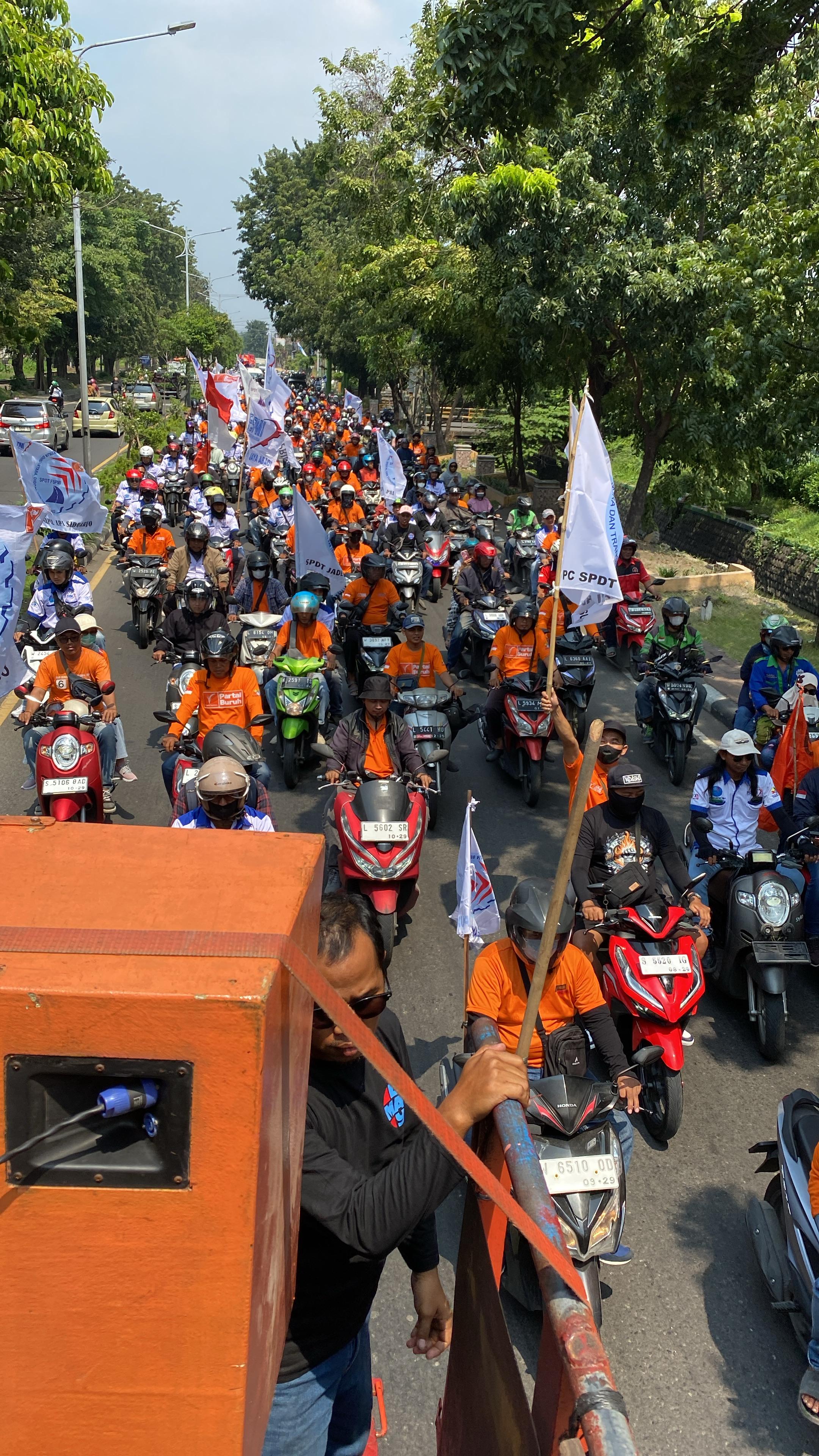 Beber Sepanduk May Day, Ribuan Buruh Padati Jalan A Yani Depan Cito