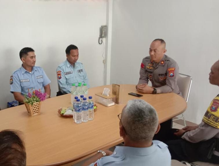 Polsek Lakarsantri Sambangi Sekolah At-Taqwa Bangkingan, Perkuat Keamanan Jelang Libur Panjang