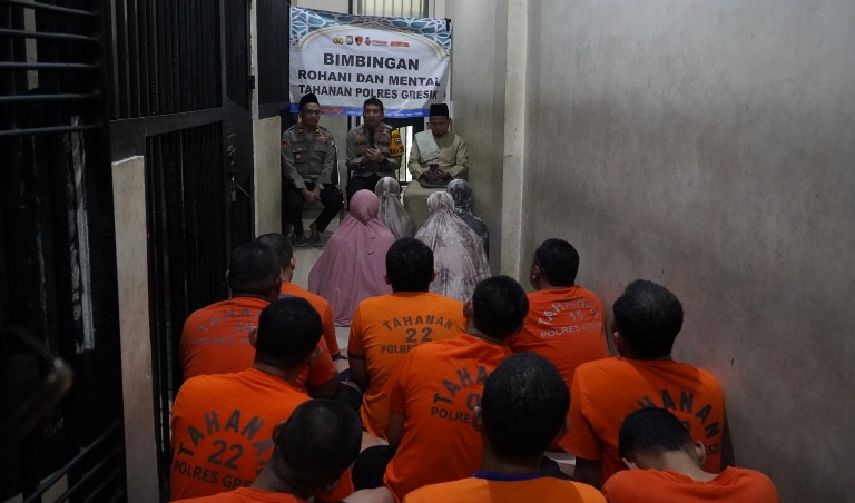Perkuat Keimanan, Polres Gresik Berikan Dorongan Spiritual pada Tahanan