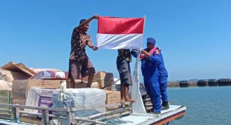 Polres Situbondo Bagikan Bendera Merah Putih, Bangkitkan Rasa Nasionalisme