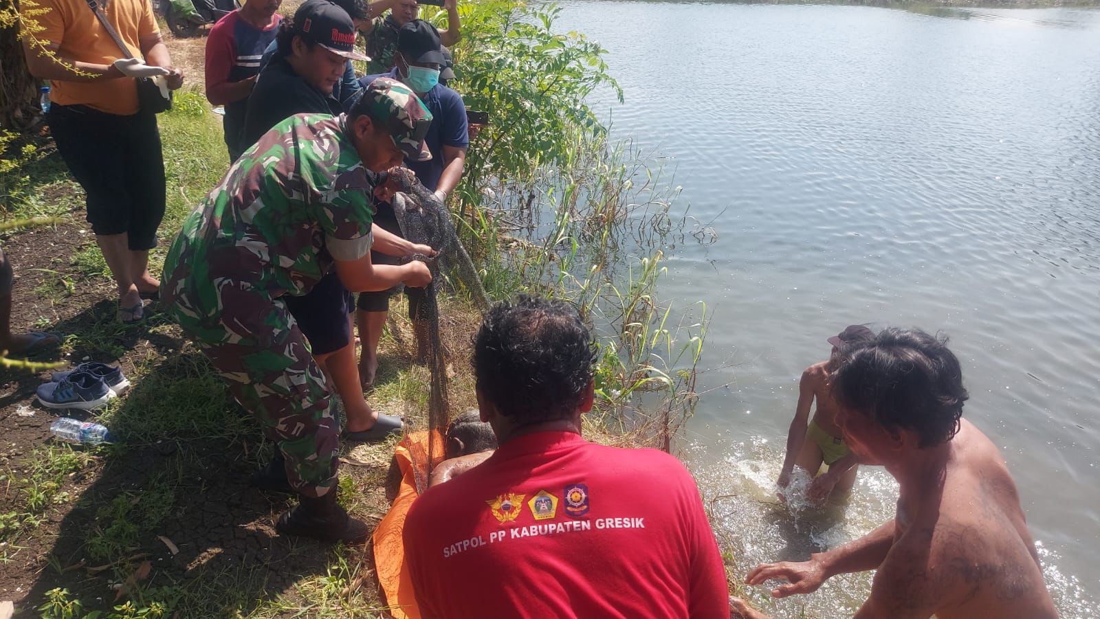 Mayat Berpeci Tanpa Identitas Ditemukan Mengapung di Tambak Desa Boboh