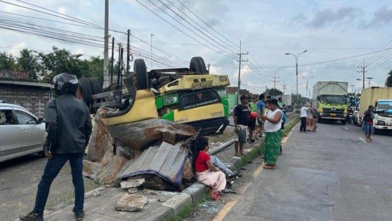 Tabrak PJU, Dump Truck Terbalik di Trowulan Mojokerto, Sopir Meninggal Dunia