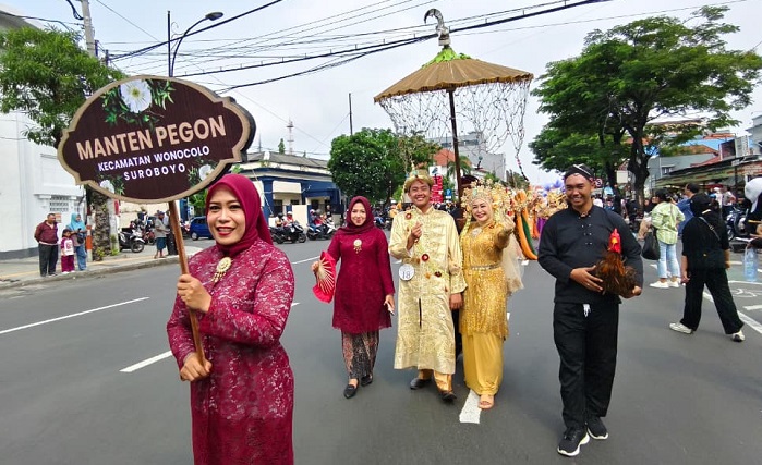 Pesona Manten Pegon Kontingen Wonocolo Hipnotis Ribuan Penonton SFF 2025 di Kota Lama Surabaya