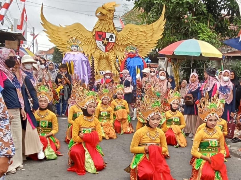 Polsek Tempeh Kawal Kemeriahan Karnaval HUT Ke-79 RI di Desa Pulo