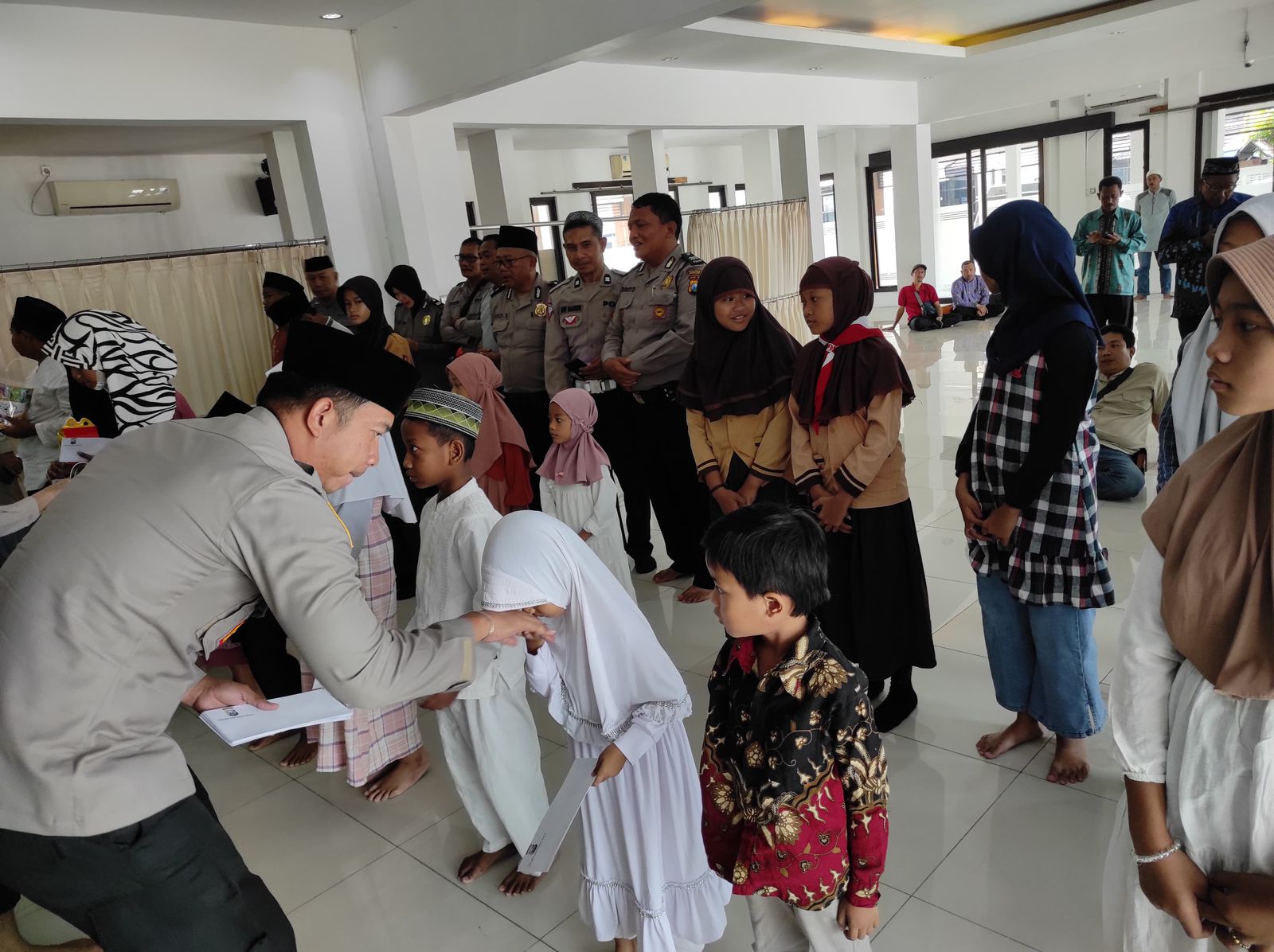 Polisi Sidoarjo Doa Bersama dan Santuni Anak Yatim