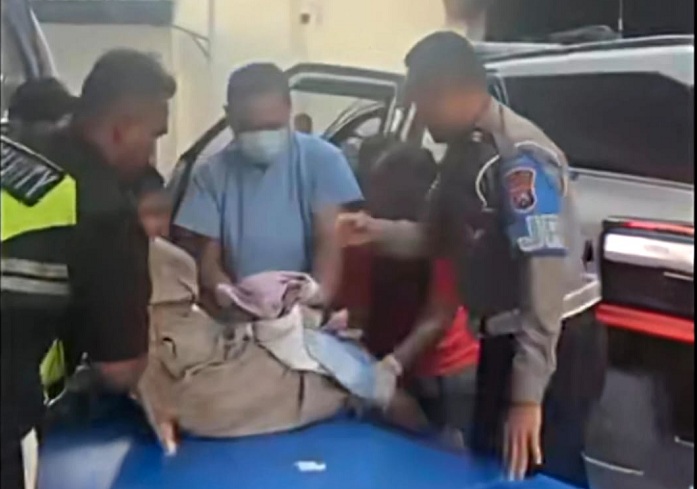 Ibu yang Dibantu Patwal Ditlantas Polda Jatim saat Melahirkan di Pinggir Jalan, Terima Kasih Pak Polisi