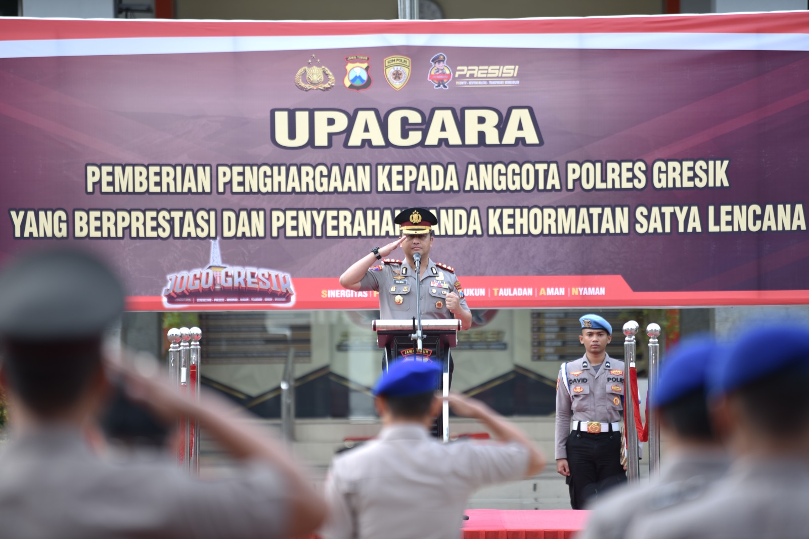 Kapolres Gresik Apresiasi Dedikasi Personel, 63 Anggota Terima Penghargaan dan Satyalancana