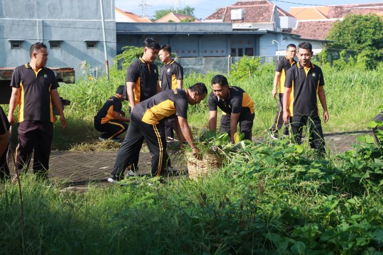 Polres Pasuruan Gelar Kerja Bakti Dukung Gerakan Indonesia ASRI Bersama Masyarakat