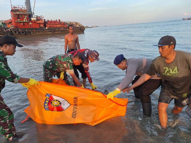 Terapung di Pesisir Pantai, Satpolairud Polres Bangkalan Evakuasi Jasad Wanita