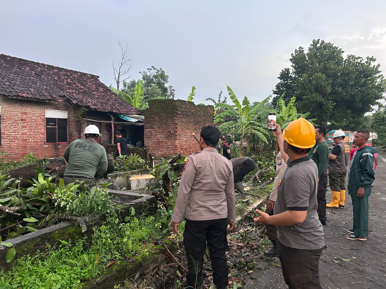 Polisi Tangani Bencana Alam di Prambon Sidoarjo