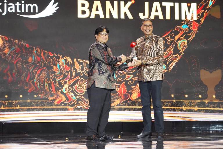 Bank Jatim Sabet Dua Penghargaan Sekaligus dalam CNN Awards 2024