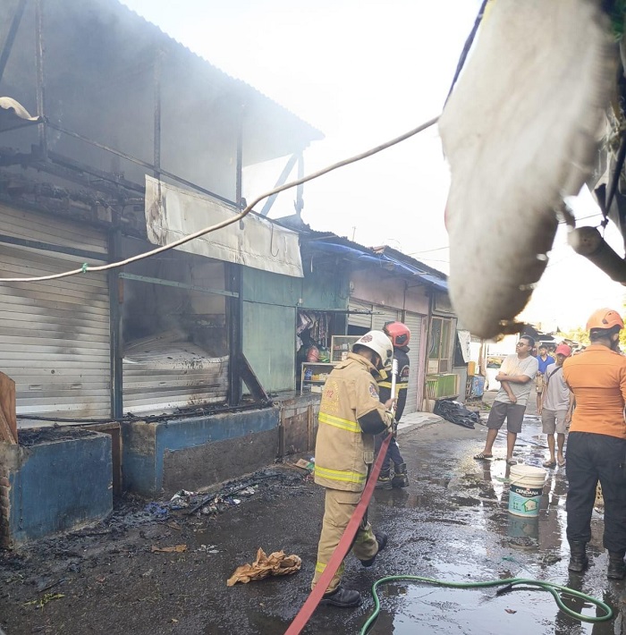 Stand Buah di Pasar Darmo Permai Surabaya Ludes Terbakar, Diduga Korsleting Freezer